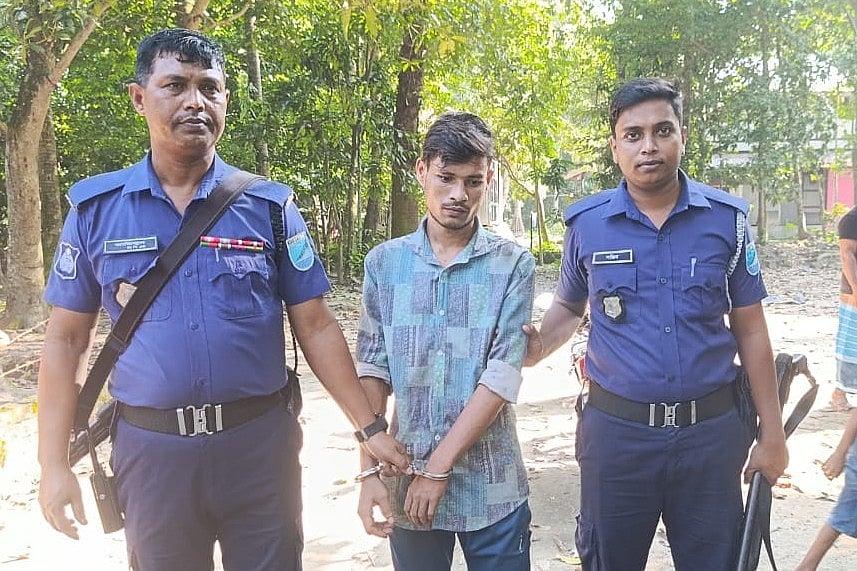 ফারুক ছৈয়াল (২৮) নামের এক যুবককে এক বছরের কারাদণ্ড দেন ভ্রাম্যমাণ আদালত। পরে তাঁকে শরীয়তপুর জেলা কারাগারে পাঠায় পুলিশ