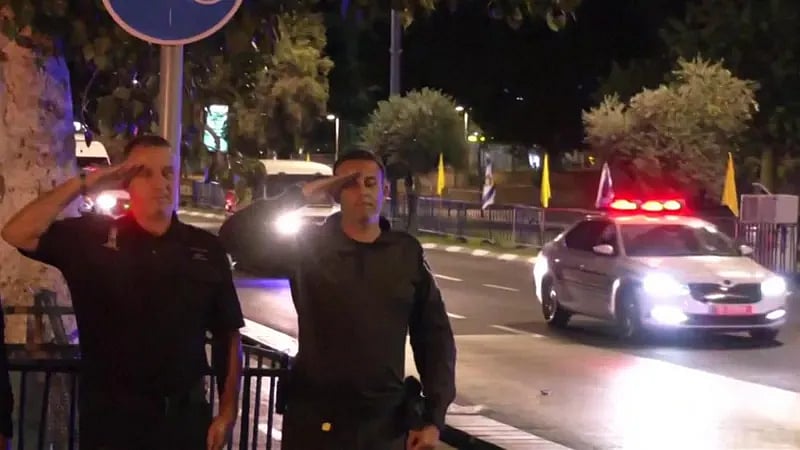 তেল আবিবের ফরেনসিক মেডিকেল কেন্দ্রে মরদেহ পৌঁছে দেওয়া বহরকে সম্মান জানিয়ে স্যালুট দেন ইসরায়েলি পুলিশ কর্মকর্তারা