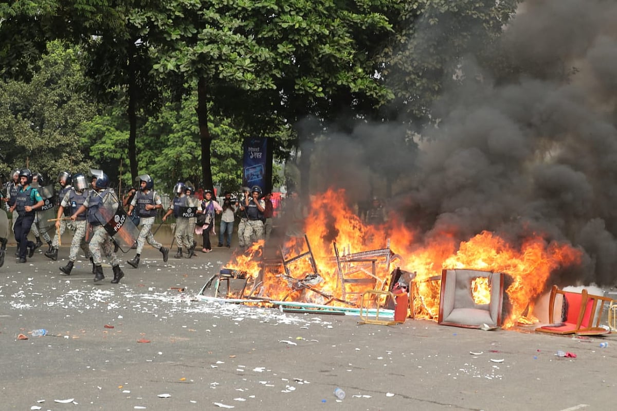 ‘জুলাই যোদ্ধাদের’ সঙ্গে সংঘর্ষের সময় মানিক মিয়া অ্যাভিনিউয়ে ধরিয়ে দেওয়া আগুন জ্বলছে