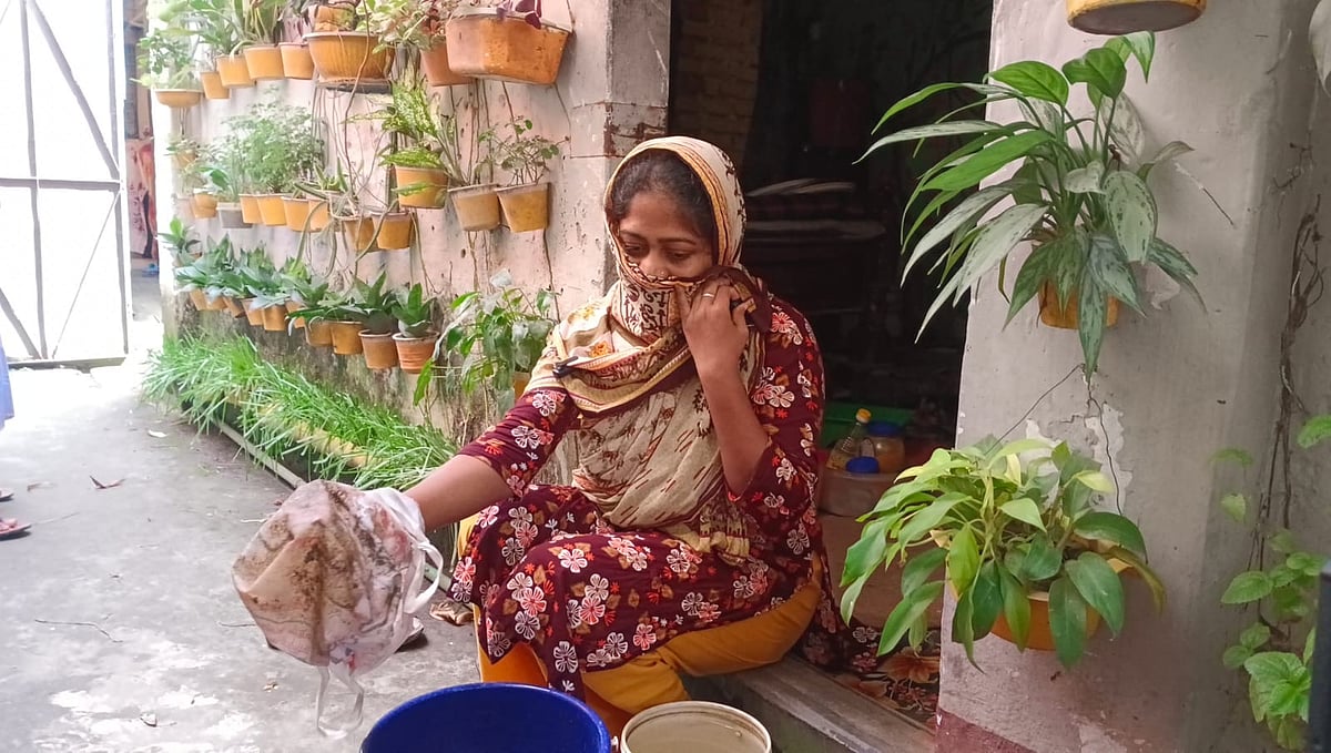 ময়লা ও দুর্গন্ধযুক্ত পানি আসায় পাইপ ও কলের মুখে কাপড় বা টিস্যুব্যাগ বেঁধে রাখেন, যাতে কিছুটা ছেঁকে নেওয়া যায়। পানি নেওয়ার পর টিস্যু ব্যাগে জমা ময়লা দেখাচ্ছেন এক গৃহবধূ। সম্প্রতি নগরের বাঁশবাড়ি কলোনিতে