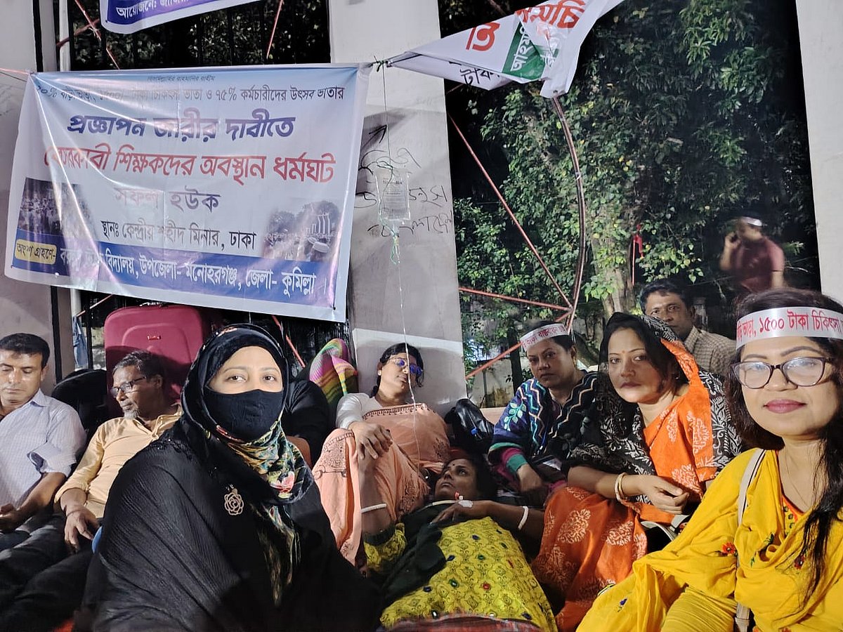 তিন দফা দাবিতে কেন্দ্রীয় শহীদ মিনারে অনশন কর্মসূচি পালন করছেন এমপিওভুক্ত শিক্ষক–কর্মচারীরা। ১৮ অক্টোবর ২০২৫