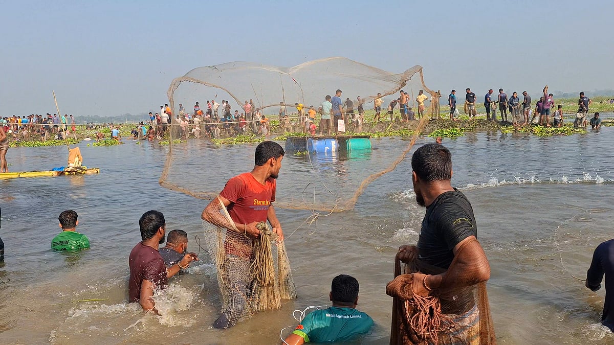 ঠাকুরগাঁও সদর উপজেলার সুক নদের ওপরের বুড়ির বাঁধের পানিতে মাছ ধরছেন এলাকার লোকজন। আজ শনিবার সকালে