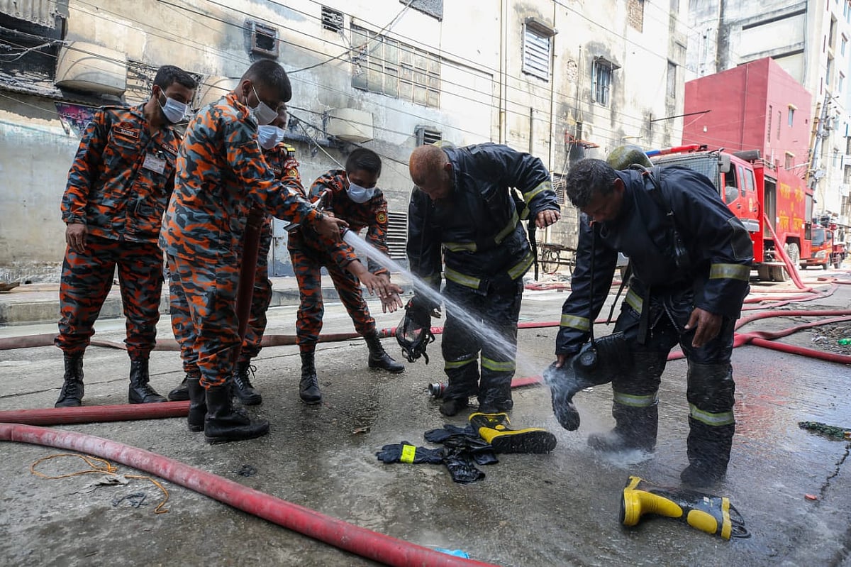 বেলা সাড়ে ১১টার দিকে ফায়ার সার্ভিসের দুজন কর্মী বিশেষ নিরাপত্তা পোশাক ও অক্সিজেন মাস্ক পরে ভেতরে যান। সেখান থেকে বেরোনোর পর তাদের গাম বুটে ক্রিমের মতো লেগে থাকা গলে যাওয়া রাসায়নিক পানির স্প্রে দিয়ে পরিষ্কার করা হয়। ১৮ অক্টোবর