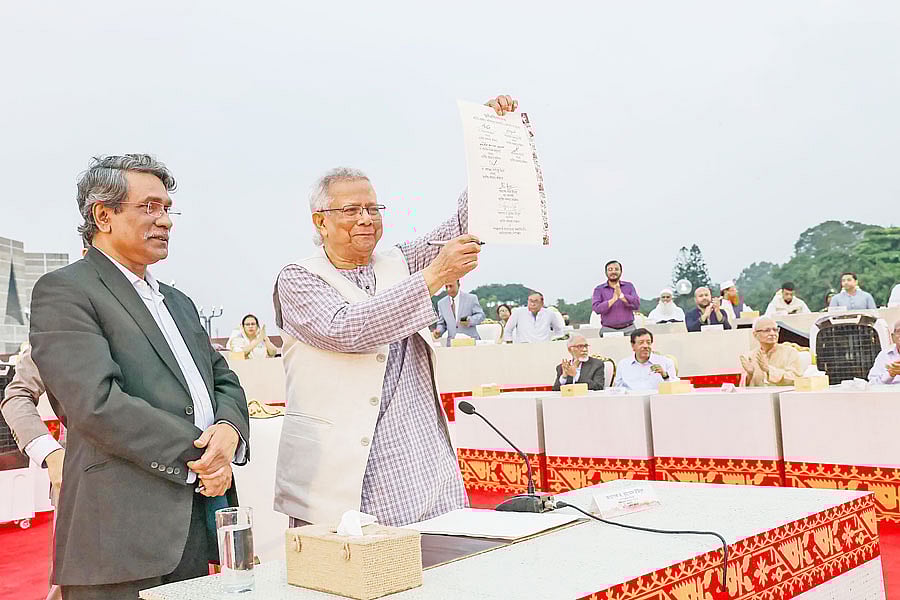 জুলাই সনদে স্বাক্ষরের পর সনদের কপি তুলে ধরেন প্রধান উপদেষ্টা অধ্যাপক মুহাম্মদ ইউনূস। গতকাল বিকেলে জাতীয় সংসদের দক্ষিণ প্লাজায়