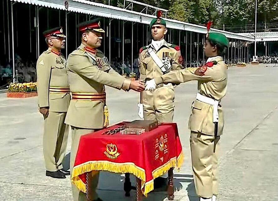 বাংলাদেশ সেনাবাহিনীর ক্যাডেট জান্নাতুল মাওয়ার হাতে পিএমএ ‘কমান্ড্যান্টস ওভারসিজ মেডেল’ তুলে দিচ্ছেন পাকিস্তানের সেনাপ্রধান ফিল্ড মার্শাল সৈয়দ আসিম মুনির