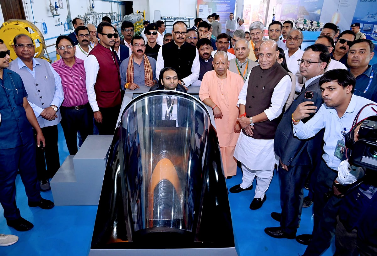 ভারতের উত্তর প্রদেশের লক্ষ্মৌতে ব্রহ্মস ক্ষেপণাস্ত্র দেখছেন প্রতিরক্ষামন্ত্রী রাজনাথসহ অন্য কর্মকর্তারা। ১৮ অক্টোবর ২০২৫, উত্তর প্রদেশ