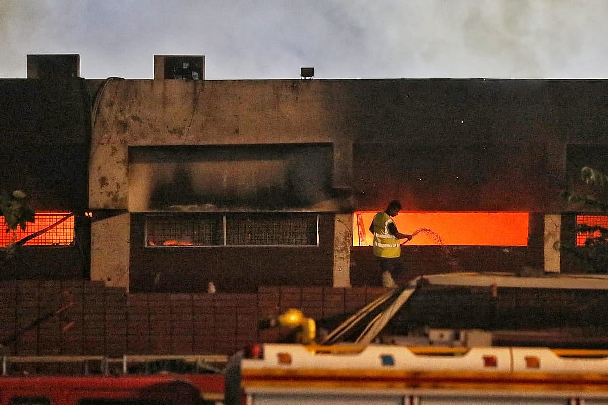 শাহজালাল বিমানবন্দরের কার্গো ভিলেজে লাগা আগুন ৭ ঘণ্টা পর নিয়ন্ত্রণে আসে।