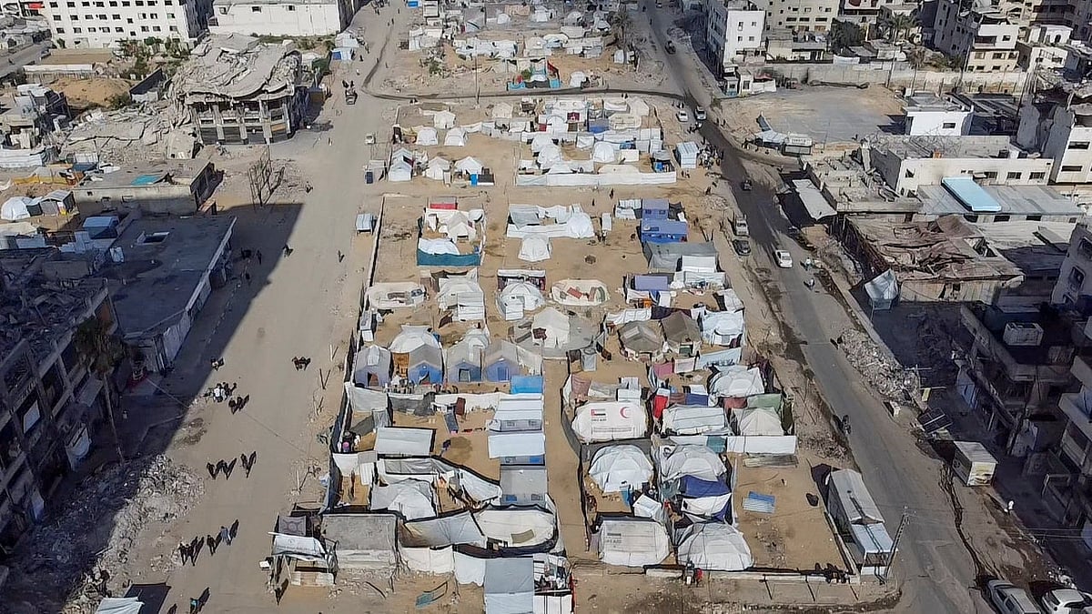 যুদ্ধবিরতি কার্যকর হওয়ায় অস্থায়ী তাবু টানিয়ে গাজা নগরীতে বসবাস শুরু করেছেন ফিলিস্তিনিরা।