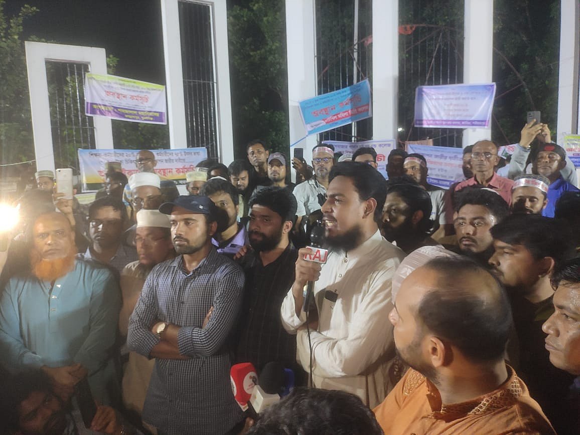 অনশনরত এমপিওভুক্ত শিক্ষক-কর্মচারীদের প্রতি সংহতি জানিয়ে বক্তব্য দেন জাতীয় নাগরিক পার্টির সদস্যসচিব আখতার হোসেন। কেন্দ্রীয় শহীদ মিনার, ঢাকা; ১৮ অক্টোবর ২০২৫