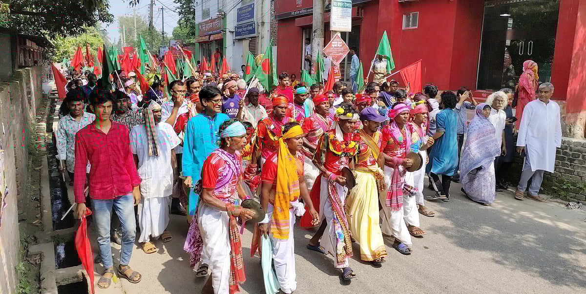 তেভাগা আন্দোলনের বিপ্লবী নেত্রী ইলা মিত্রের জন্মশতবার্ষিকী উদ্যাপন উপলক্ষে চাঁপাইনবাবগঞ্জ শহরে শোভাযাত্রা। আজ শনিবার বেলা সাড়ে ১১টার দিকে
