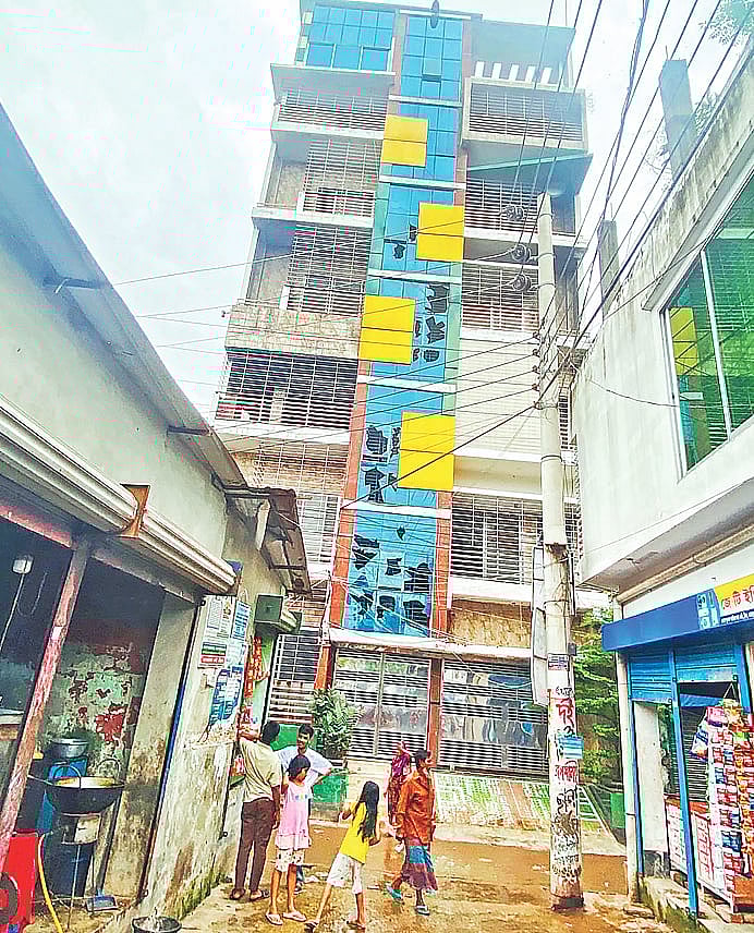 যমুনা তেল কোম্পানির চতুর্থ শ্রেণির কর্মচারী জয়নাল আবেদীনের ‘ব্রাজিল বাড়ি’। নারায়ণগঞ্জের ফতুল্লায়