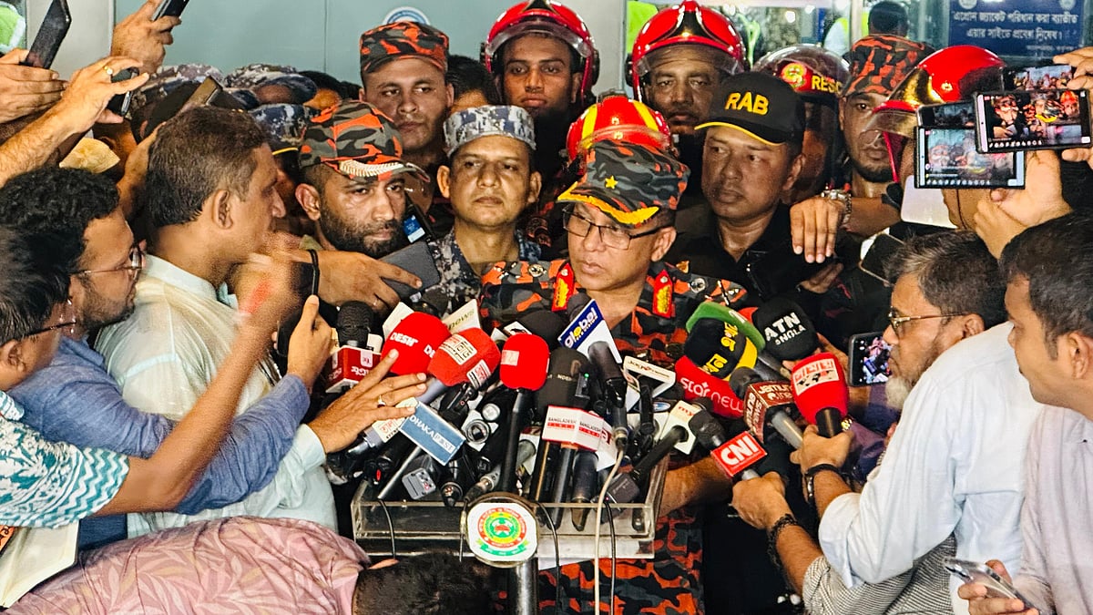 রাত সোয়া ১০টার দিকে ফায়ার সার্ভিসের মহাপরিচালক মুহাম্মদ জাহেদ কামাল আমদানি কার্গো কমপ্লেক্সের সামনে সাংবাদিকদের ব্রিফ করেন। ১৮ অক্টোবর