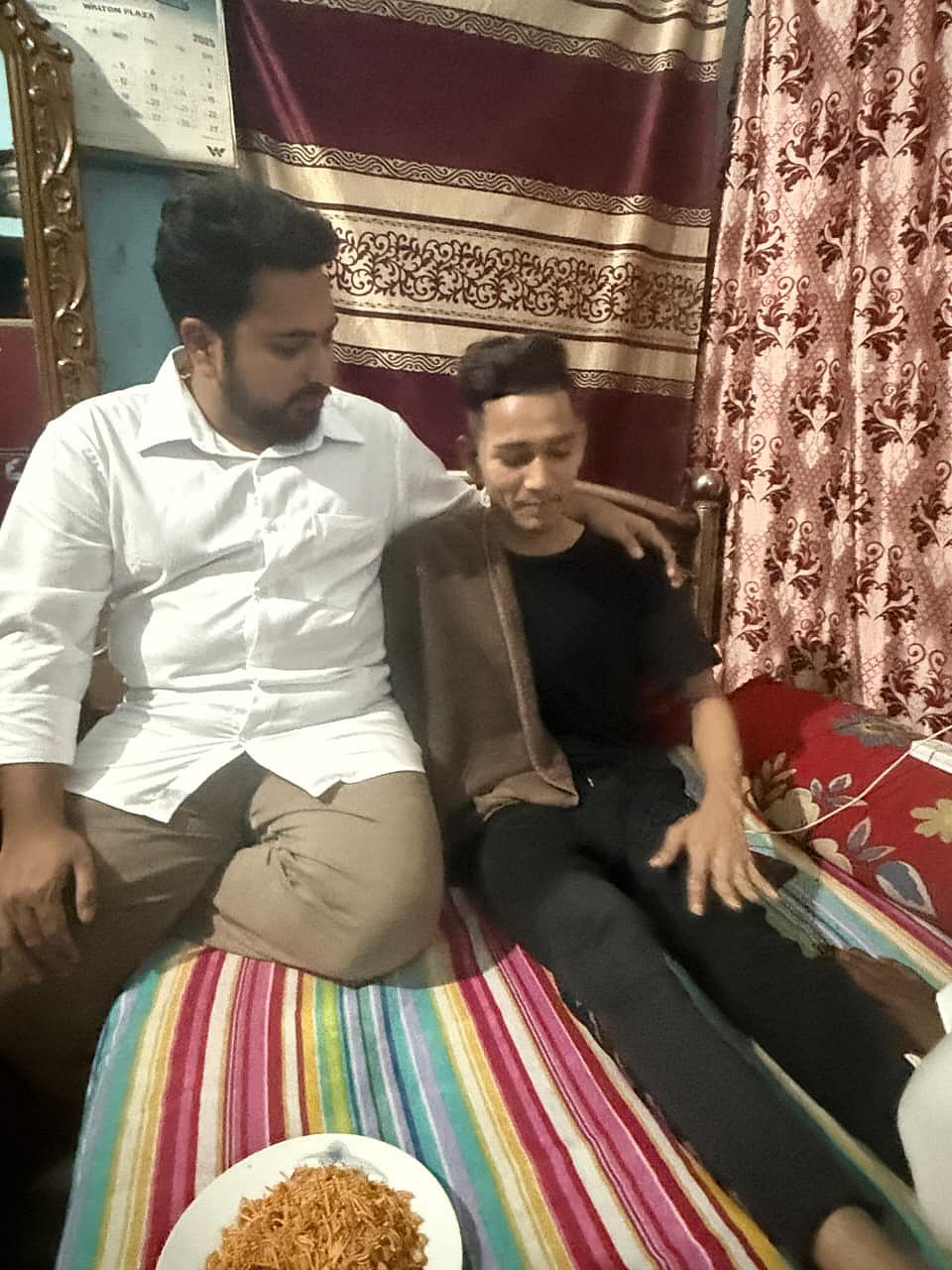 আতিকুল ইসলামকে দেখতে তাঁর বাসায় যান এনসিপির আহ্বায়ক নাহিদ ইসলাম। ঢাকা, ১৮ অক্টোবর ২০২৫