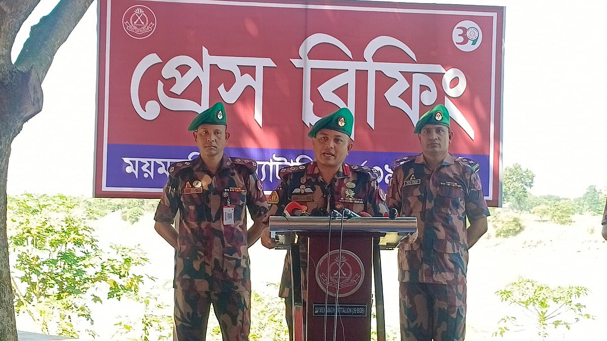সংবাদ সম্মেলনে বিজিবির ময়মনসিংহ ব্যাটালিয়নের (৩৯ বিজিবি) অধিনায়ক লেফটেন্যান্ট কর্নেল মো. মেহেদী হাসান। আজ দুপুর ১২টায় ৩৯ বিজিবির মাল্টিপারপাস শেডসংলগ্ন ব্রহ্মপুত্র নদের পাড়ে