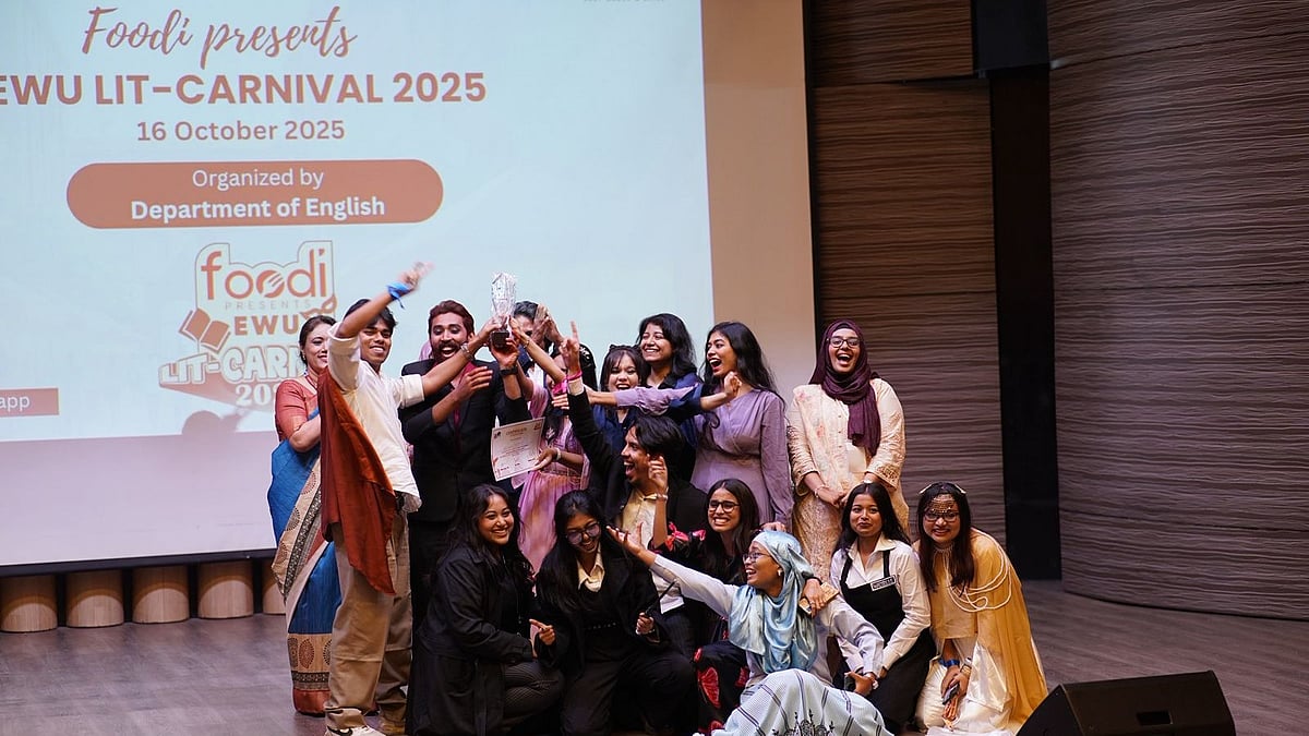 বিভিন্ন বিভাগে পুরস্কার পেয়েছেন শিক্ষার্থীরা