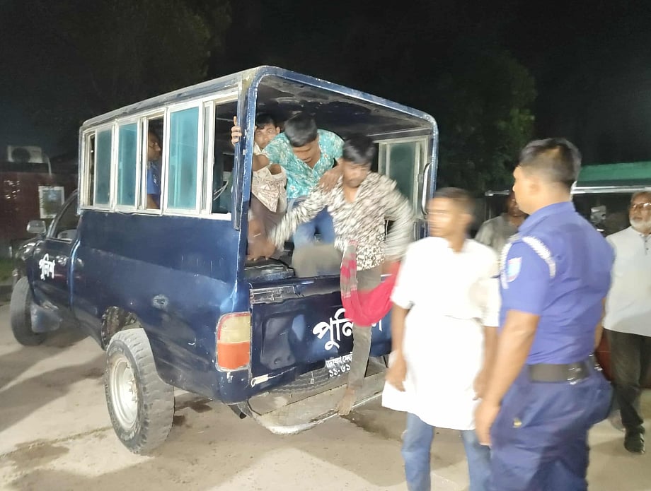 ছেঁউড়িয়ায় ফকির লালন শাহর তিরোধান দিবস উপলক্ষে আয়োজিত উৎসবে মুঠোফোন চুরির ঘটনায় আটক ব্যক্তিদের থানায় নেওয়া হচ্ছে