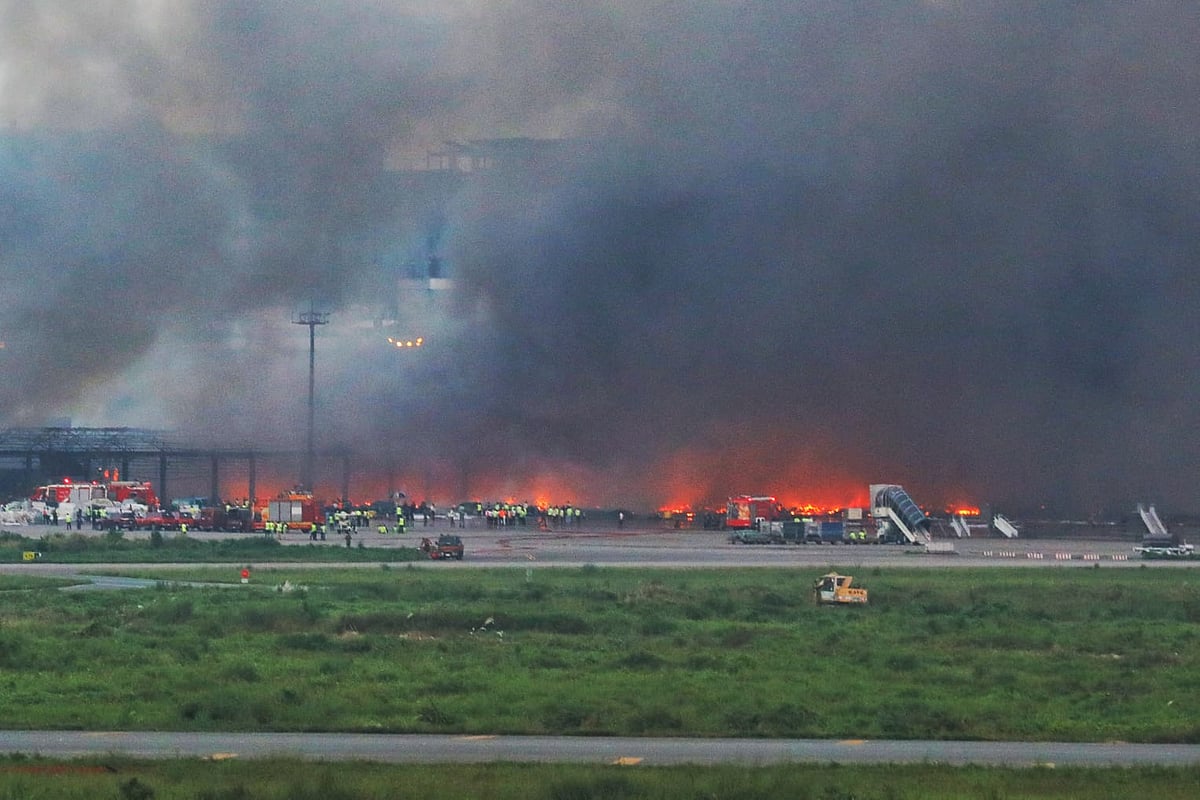 আগুনে পুড়ছে কার্গো ভিলেজ। কার্গো ভিলেজে যে অংশে আমদানি করা পণ্য মজুত রাখা হয়, সেখানে আগুন লাগে। বাউনিয়া এলাকা থেকে ছবিটি তোলা
