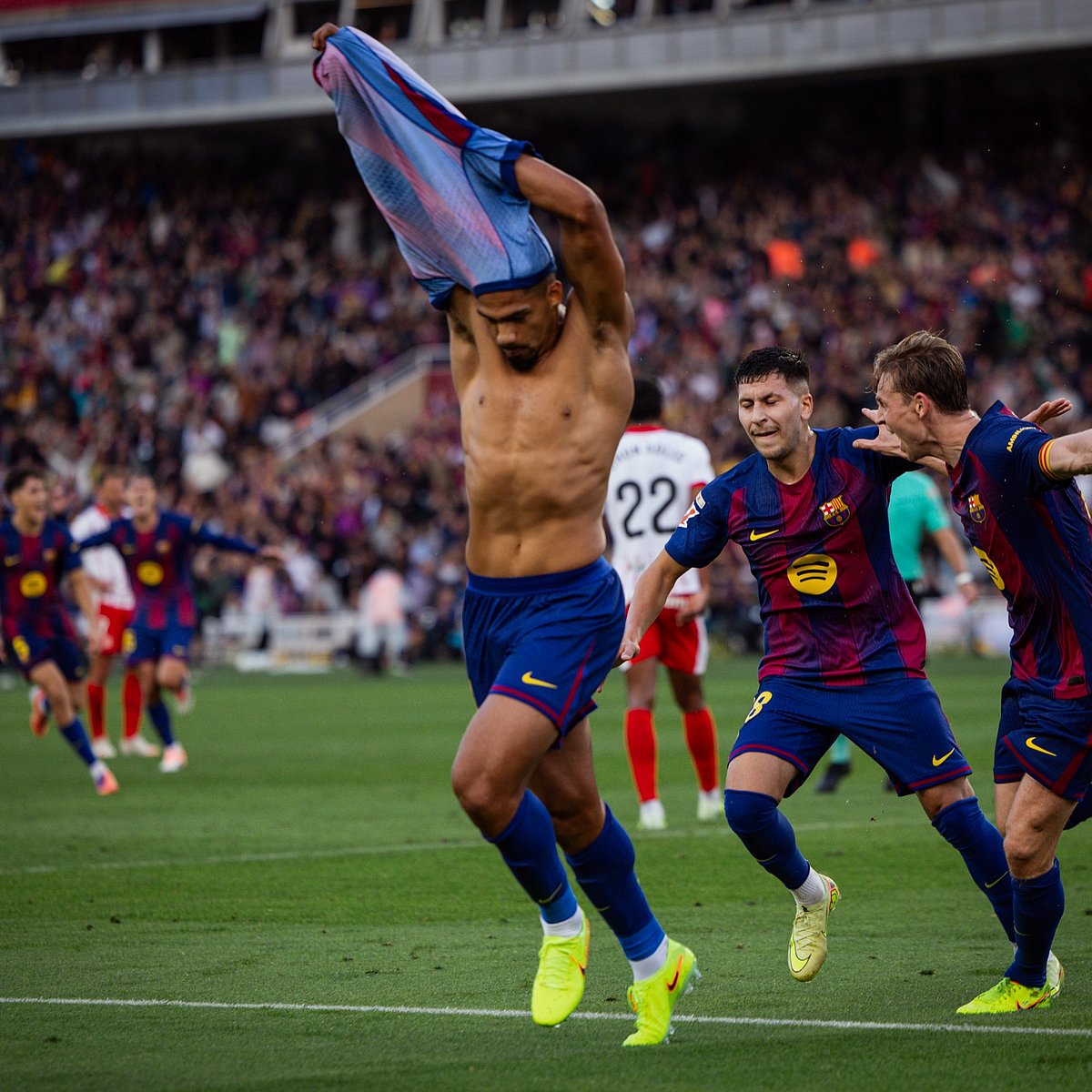 গোলের পর উদ্‌যাপনে জার্সি খুলে ফেলেন রোনাল্‌দ আরাউহো