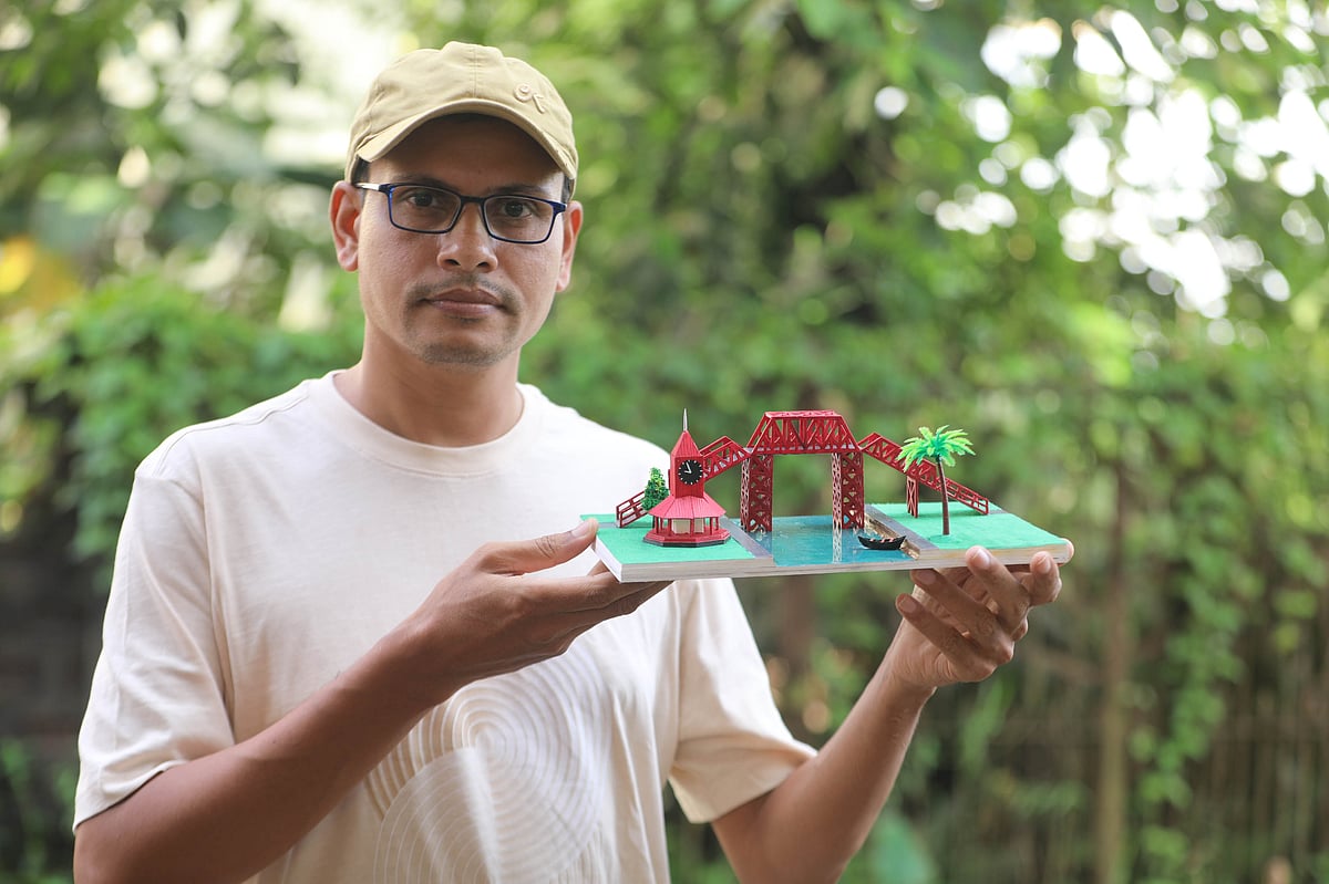 নিজের বানানো মিনিয়েচার হাতে মোস্তাফিজুর রহমান
