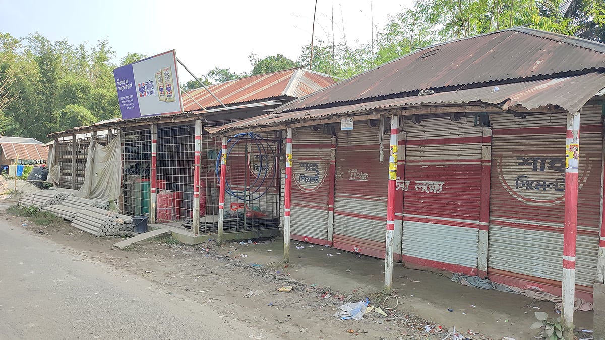 ঈদগাহ মাঠ নিয়ে দুই গ্রামের বিরোধে বন্ধ নিকটবর্তী বাজার। ভয়ে কেউ বাজারে আসছেন না। শনিবার দুপুরে পাবনার চাটমোহর উপজেলার আটলংকায়