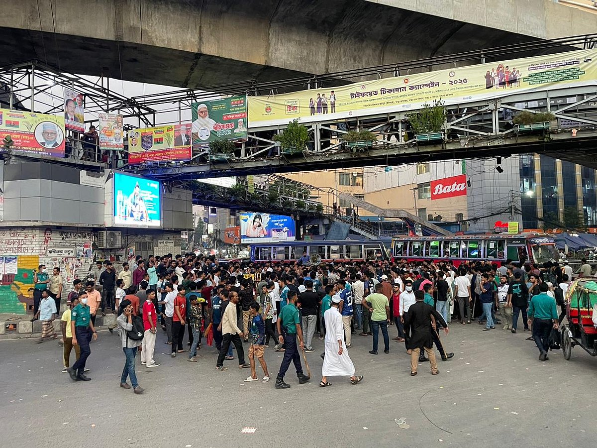 সহপাঠীকে ধর্ষণে জড়িত ব্যক্তিদের গ্রেপ্তার দাবিতে বাংলাদেশ ইউনিভার্সিটি অব প্রফেশনালসের (বিইউপি) শিক্ষার্থীদের বিক্ষোভ। মিরপুর–১০; ১৮ অক্টোবর ২০২৫