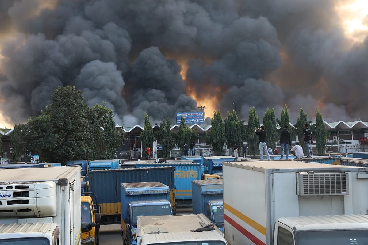 আগুনে ধোঁয়ার কুণ্ডলী