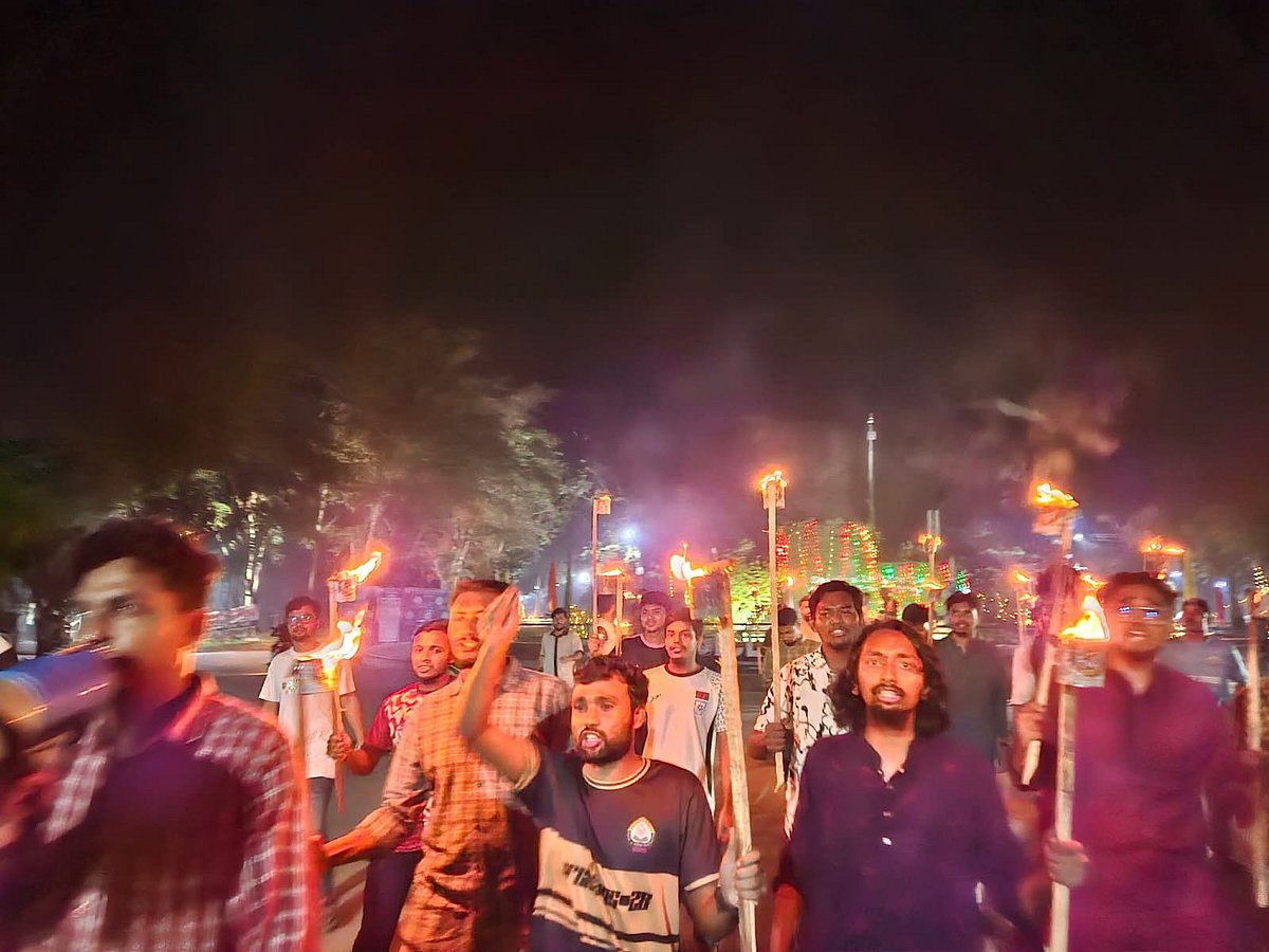 তিস্তা মহাপরিকল্পনা বাস্তবায়নের দাবিতে শাহজালাল বিশ্ববিদ্যালয়ে মশাল মিছিল হয়েছে। গতকাল শুক্রবার রাতে