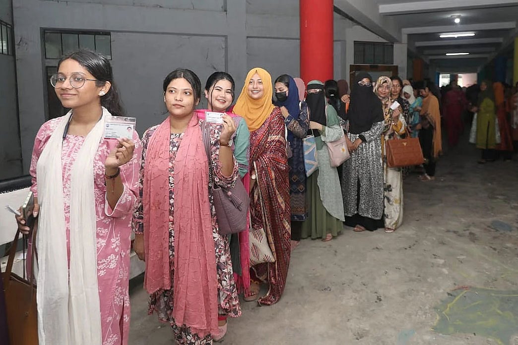 চাকসু নির্বাচনে ভোট দিতে সারিতে শিক্ষার্থীরা। গত বুধবার দুপুরে ব্যবসায় অনুষদ ভবনে