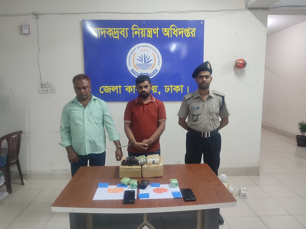 গ্রেপ্তার দুই ব্যক্তি। তাঁরা মাদক কারবারি বলে জানিয়েছে মাদকদ্রব্য নিয়ন্ত্রণ অধিদপ্তর