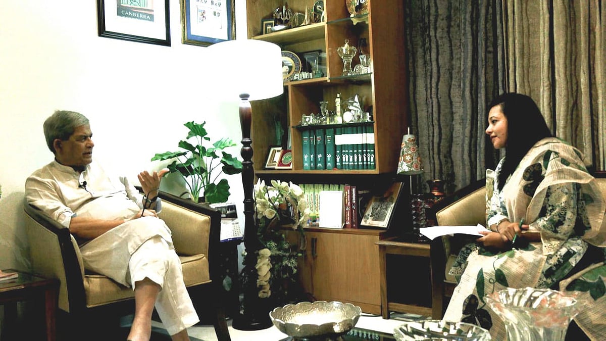 রাজধানীর গুলশানে নিজ বাসভবনে বাংলাদেশ সংবাদ সংস্থার (বাসস) সঙ্গে একান্ত সাক্ষাৎকারে বিএনপির মহাসচিব মির্জা ফখরুল ইসলাম আলমগীর