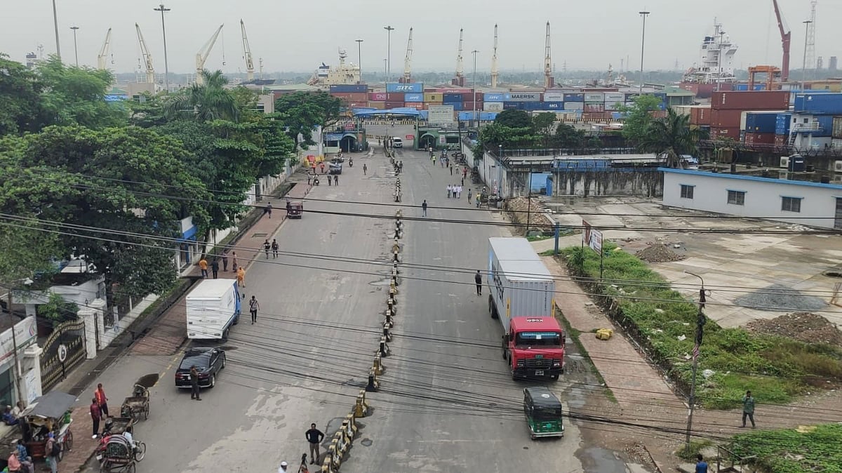 বন্দরের চার নাম্বার ফটকে সবসময় গাড়ির ব্যস্ততা থাকে। তবে গাড়ি মালিকদের কর্মসূচির কারণে ফটকটি এখন ফাকা। ছবিটি আজ সকালে তোলা