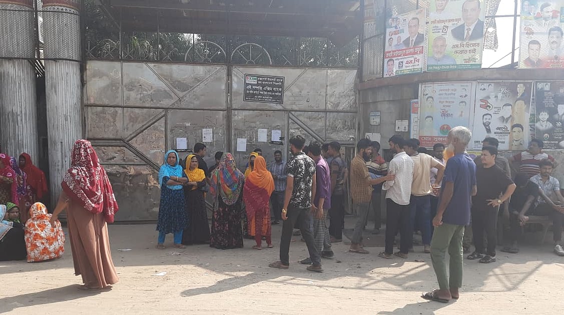 বকেয়া বেতনের দাবিতে আঞ্চলিক সড়ক অবরোধ করে শ্রমিকদের বিক্ষোভ। আজ শনিবার দুপুরে গাজীপুরের কোনাবাড়ীতে