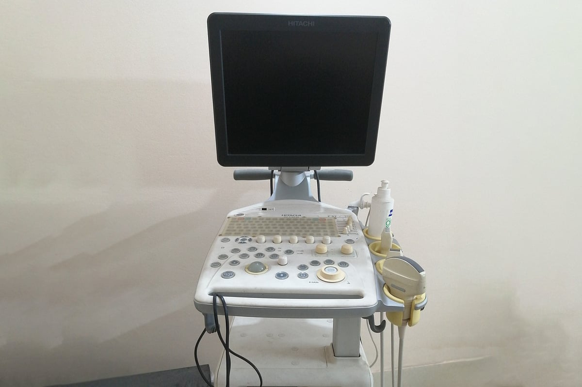 চুয়েট চিকিৎসাকেন্দ্রের ডায়াগনস্টিক ল্যাবে পড়ে রয়েছে প্রায় ৩২ লাখ টাকায় কেনা আলট্রাসাউন্ড স্ক্যানার। সাড়ে পাঁচ বছর আগে কেনা যন্ত্রটি এক দিনের জন্যও ব্যবহার হয়নি