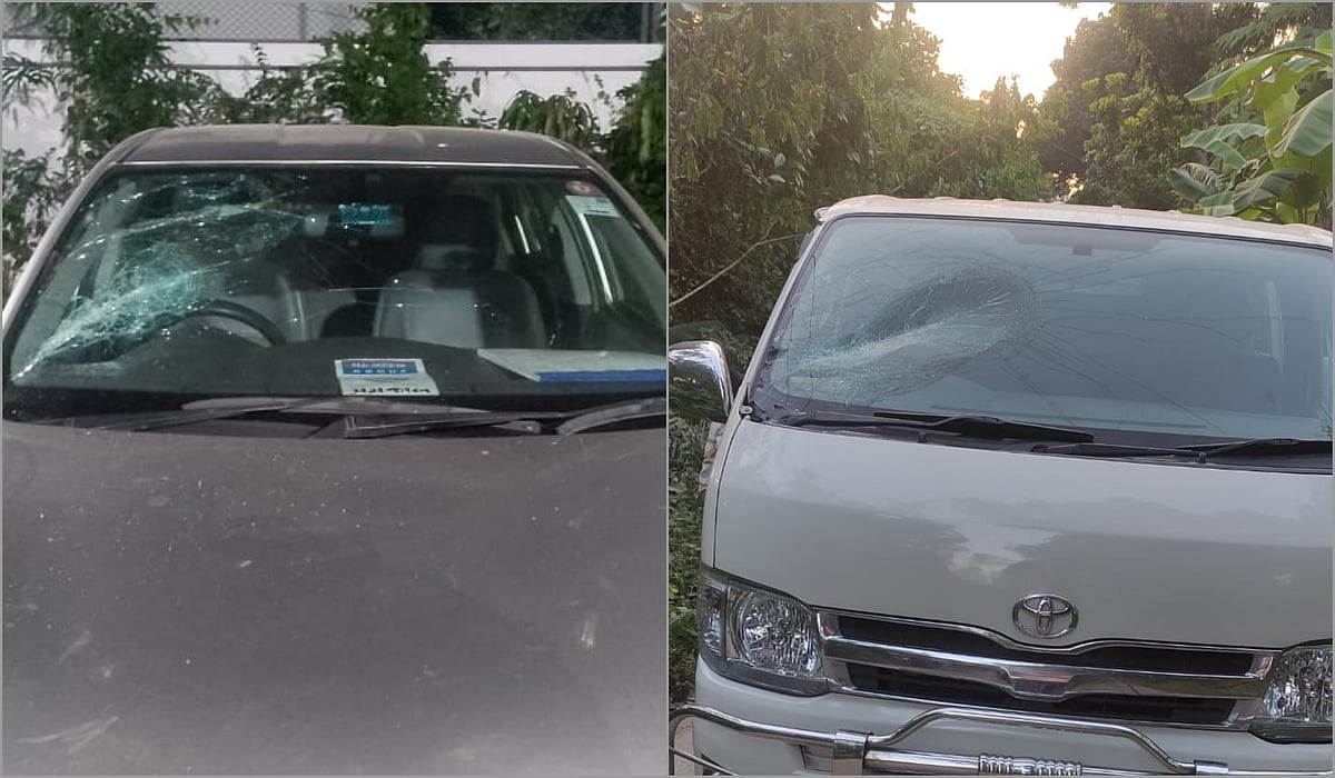 এ কে আজাদের গাড়িবহর চলে যাওয়ার সময় সমকাল পত্রিকার একটি গাড়ি (বাঁয়ে) ও ডিবি পুলিশের একটি গাড়ির সামনের কাচ ভাঙচুর করা হয়