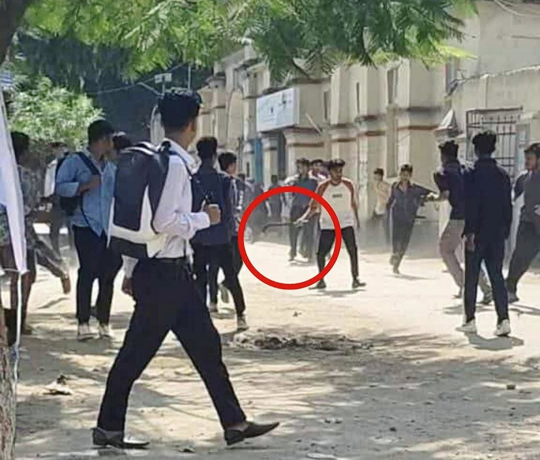 কুমিল্লা ভিক্টোরিয়া সরকারি কলেজের সামনে দুই পক্ষের মধ্যে সংঘর্ষের সময় একজনের হাতে দেশীয় অস্ত্র দেখা যায়। বোরবার দুপুরে নগরের কান্দিরপাড় এলাকায় রানীর দিঘীর পাড়ে কলেজের উচ্চ মাধ্যমিক শাখার সামনে