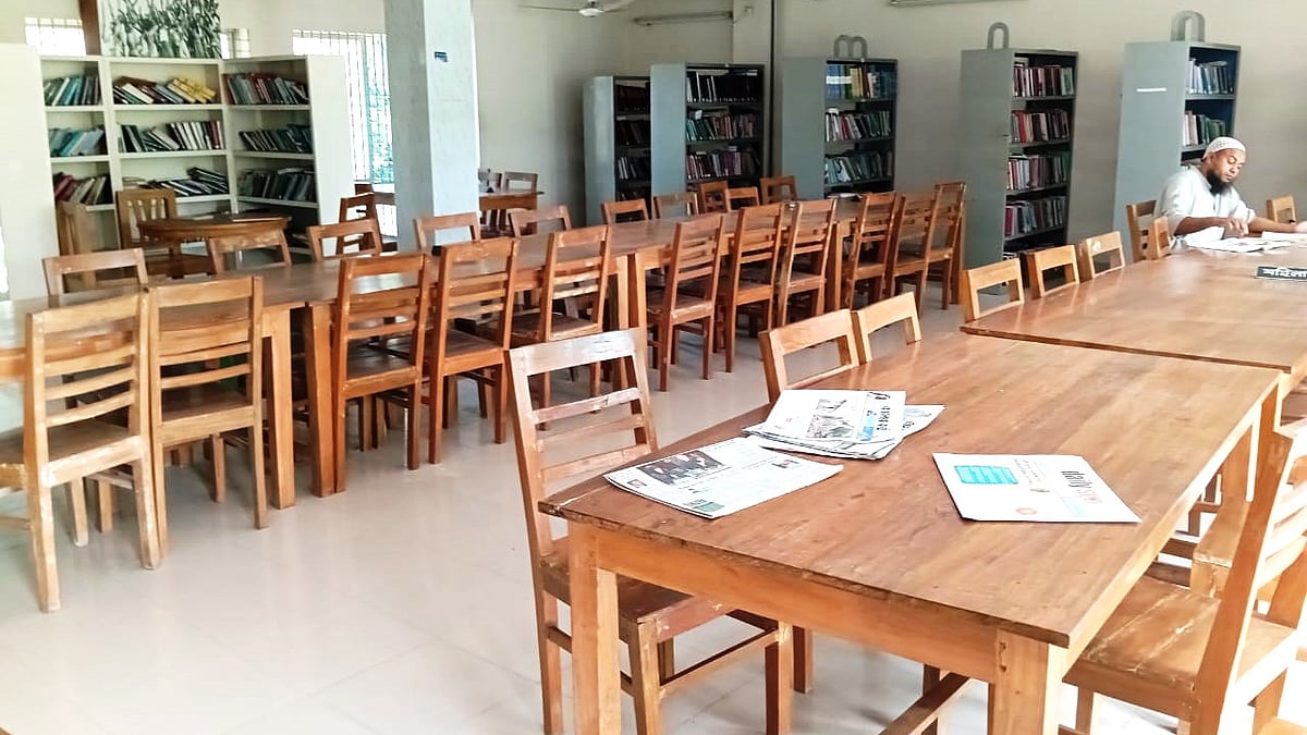 পাঠাগারের তাকে তাকে সাজানো নানা ধরনের বই। আছে নতুন টেবিল–চেয়ার, নেই শুধু পাঠক। জামালপুরের দেওয়ানগঞ্জ উপজেলা সরকারি গণগ্রন্থাগারে