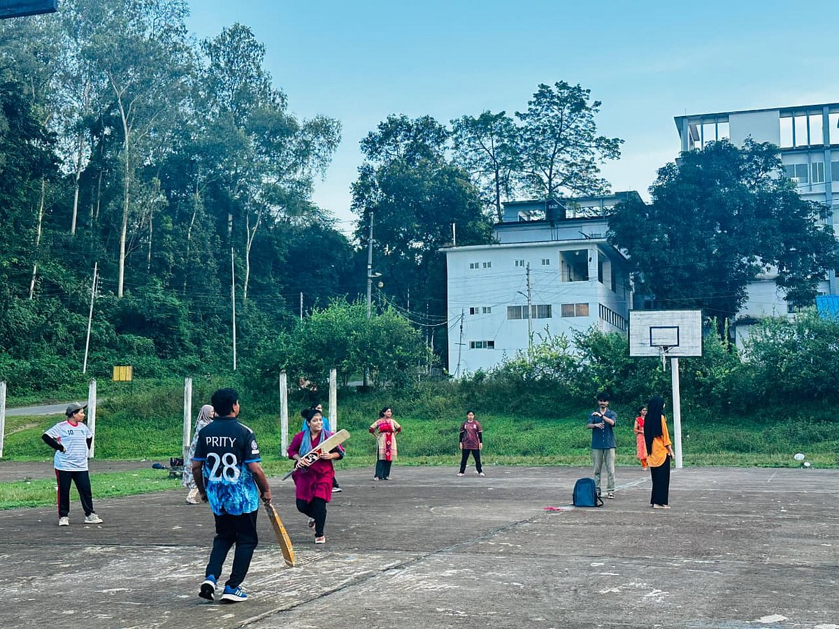 চট্টগ্রাম বিশ্ববিদ্যালয়ে নারীদের প্রীতি ক্রিকেট ম্যাচ অনুষ্ঠিত হয়েছে। আজ বিকেলে বিশ্ববিদ্যালয়ের কেন্দ্রীয় খেলার মাঠ সংলগ্ন টেনিস কোর্টে