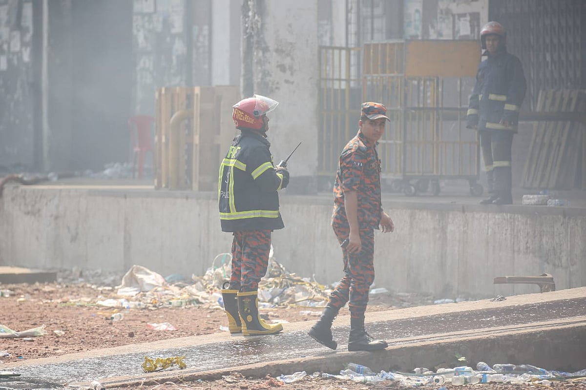 গতকাল শনিবার বেলা আড়াইটার দিকে শাহজালাল আন্তর্জাতিক বিমানবন্দরের কার্গো ভিলেজ কমপ্লেক্স ভবনে ভয়াবহ অগ্নিকাণ্ড ঘটে। কার্গো ভিলেজ কমপ্লেক্স ভবনের চারপাশে আজ রোববার সকালেও ধোঁয়া উড়তে দেখা যায়