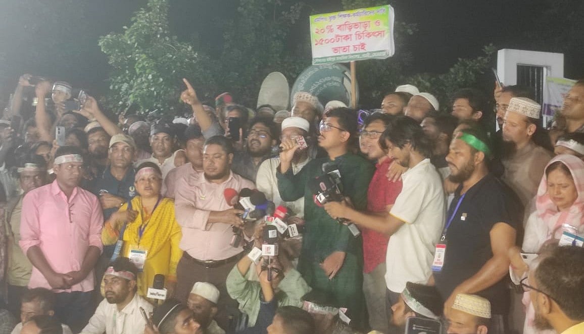 ডাকসু ভিপি আবু সাদিক কায়েম আজ রোববার কেন্দ্রীয় শহীদ মিনারে গিয়ে এমপিওভুক্ত শিক্ষক–কর্মচারীদের আন্দোলনে সংহতি জানান