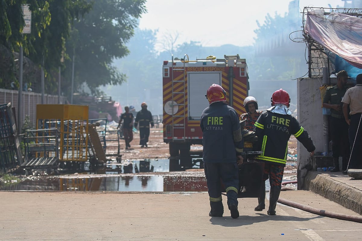 শাহজালাল আন্তর্জাতিক বিমানবন্দরে কার্গো ভিলেজ কমপ্লেক্সে উদ্ধারকাজ চলছে। আজ রোববার সকালে