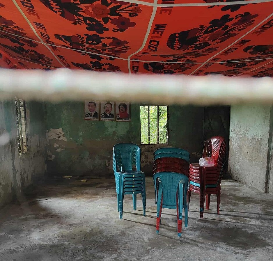 গত বছর আগস্টে আওয়ামী সরকারের পতনের পর স্থানীয় বিএনপি ও অঙ্গসংগঠনের নেতারা মক্তব ঘরটি দলীয় কার্যালয় হিসেবে ব্যবহার করছেন। গতকাল শনিবার চরফ্যাশনের আমিনপুর গ্রামে