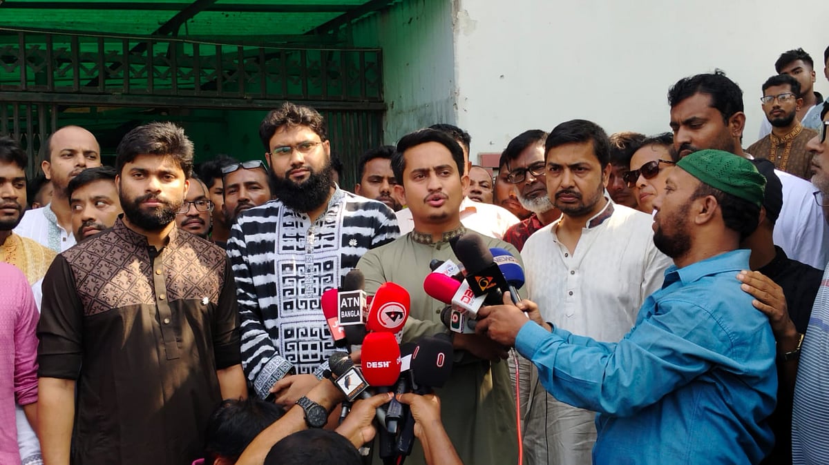 দিনাজপুরে দলীয় কর্মীসভা শেষে বক্তব্য রাখছেন জাতীয় নাগরিক পার্টি (এনসিপির) উত্তরাঞ্চলের মুখ্য সংগঠক সারজিস আলম। রোববার দিনাজপুর শিল্পকলা একাডেমি চত্বরে