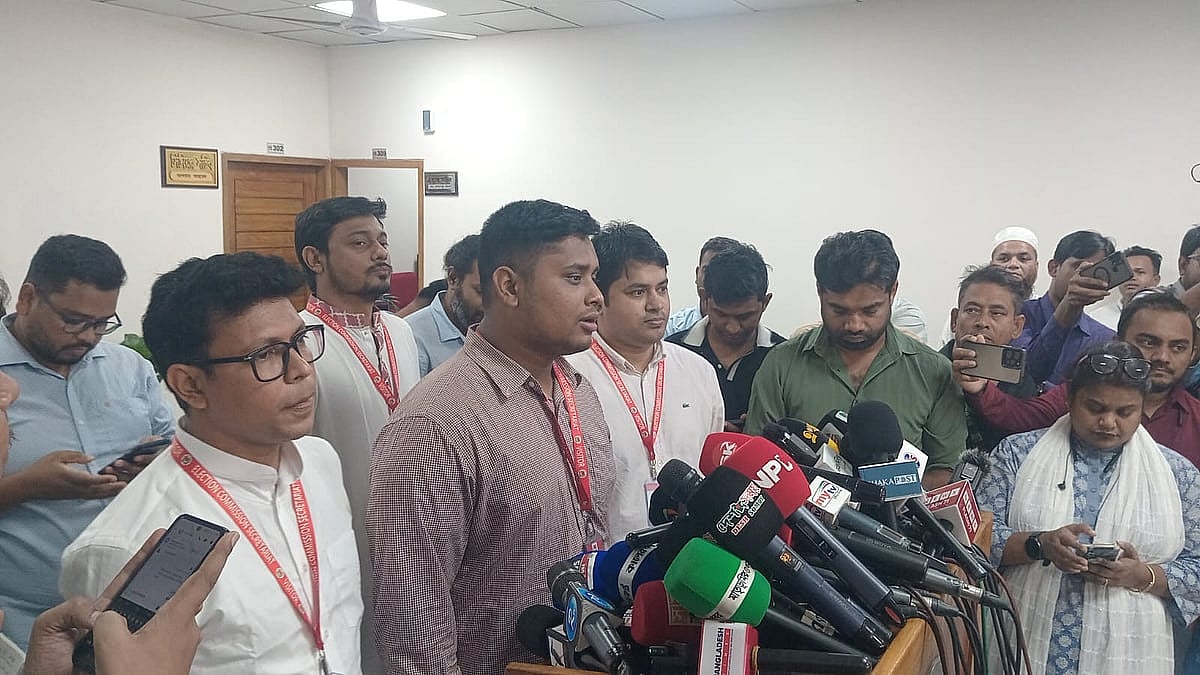 জাতীয় নাগরিক পার্টির (এনসিপি) দক্ষিণাঞ্চলের মুখ্য সংগঠক হাসনাত আবদুল্লাহ। আজ রোববার রাজধানীর আগারগাঁওয়ে নির্বাচন কমিশনে