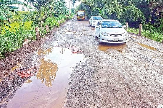 ইদানীং সড়কপথে কেউ যদি পরিকল্পনা করে কোথাও যেতে চান, কিংবা গিয়ে ফিরে আসতে চান, ভাগ্যের বৃহস্পতি তুঙ্গে না থাকলে তাঁর কপালে ভোগান্তি  ছাড়া আর কিছু লেখা নেই।