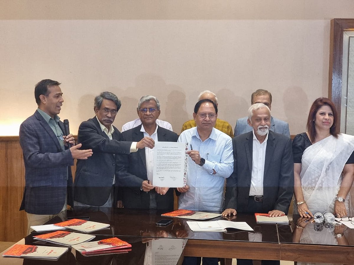 জাতীয় ঐকমত্য কমিশনের সহসভাপতি অধ্যাপক আলী রীয়াজ (বাঁ থেকে দ্বিতীয়)। আজ রোববার দুপুরে জাতীয় সংসদের এলডি হলে