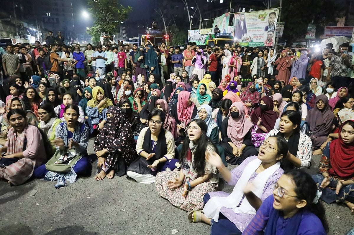 জগন্নাথ বিশ্ববিদ্যালয়ের শিক্ষার্থী জোবায়েদ হোসেনকে হত্যায় জড়িতদের গ্রেপ্তার দাবিতে রোববার গভীর রাতে তাঁতীবাজার মোড় অবরোধ করে বিক্ষোভ করেন বিশ্ববিদ্যালয়টির শিক্ষার্থীরা