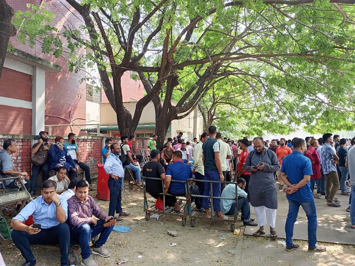 কার্গো ভিলেজের বাইরে বিভিন্ন স্থানেবসে অলস সময় কাটাচ্ছেন সিএন্ডএফ এজেন্ট ব্যবসায়ী প্রতিষ্ঠানের প্রতিনিধিরা