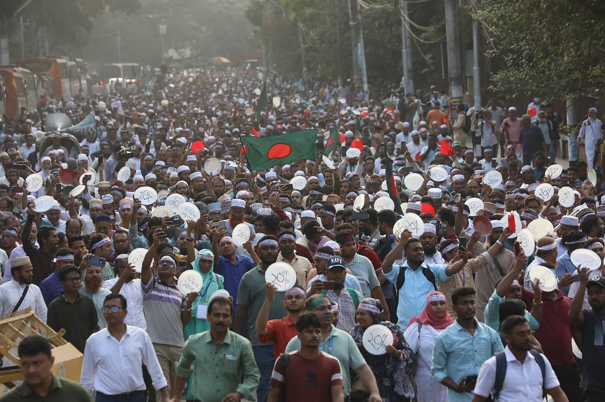 শিক্ষক-কর্মচারীরা কেন্দ্রীয় শহীদ মিনার থেকে খালি প্লেট নিয়ে শিক্ষা ভবন অভিমুখে এ মিছিল শুরু করেন। আজ রোববার বেলা সোয়া তিনটায়