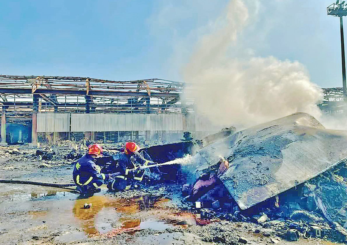 ধোঁয়া উঠছিল তখনো। নিয়ন্ত্রণের চেষ্টায় ফায়ার সার্ভিসের সদস্যরা। গতকাল সকালে শাহজালাল আন্তর্জাতিক বিমানবন্দরের কার্গো ভিলেজে