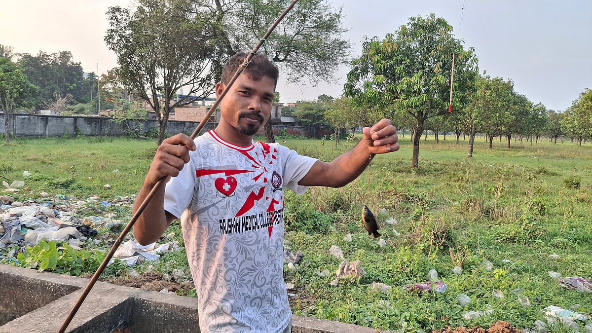 রাজশাহী নগরের জামালপুর এলাকায় ড্রেনে বড়শিতে ধরা পড়ছে কই–মাগুর মাছ
